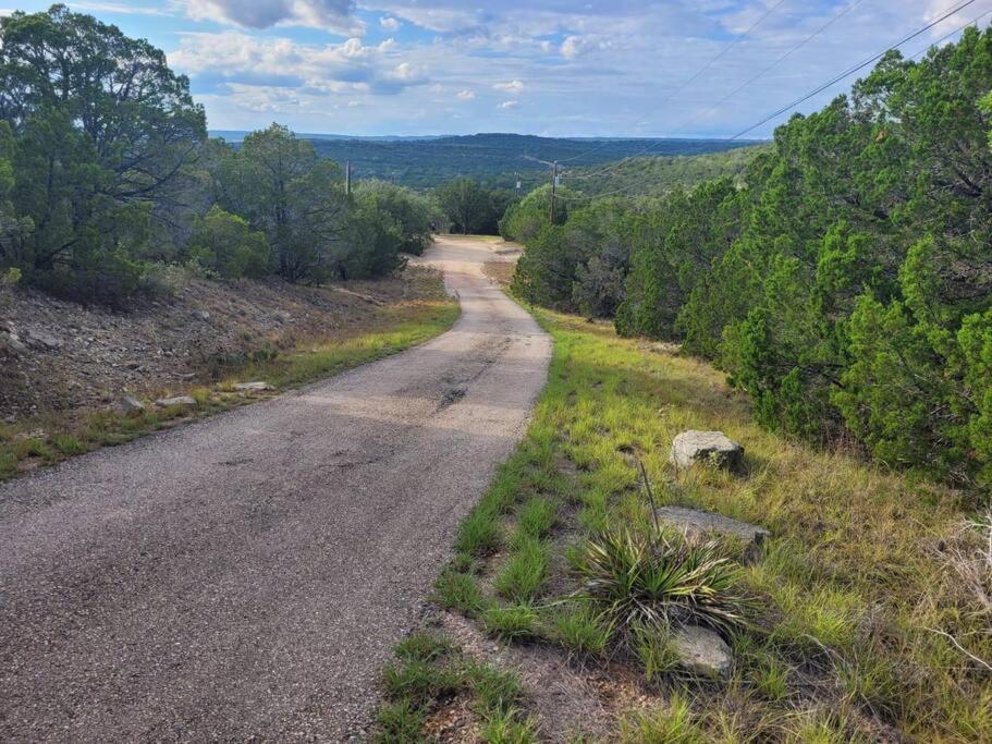 Entire 2Br 2Ba Hilltop View Home Sleeps 7 Pets 4 Acres Jacuzzi Central Ac Kingbeds Free Wifi-Parking Kitchen Washerdryer Starry Terrace Two Sunset Dining Patios Grill Stovetop Oven Fridge Onsitewoodedhiking Wildlife Coveredpatio4Pets & Birds Singing! Marble Falls Extérieur photo