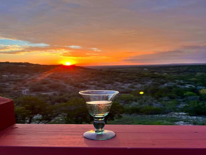 Entire 2Br 2Ba Hilltop View Home Sleeps 7 Pets 4 Acres Jacuzzi Central Ac Kingbeds Free Wifi-Parking Kitchen Washerdryer Starry Terrace Two Sunset Dining Patios Grill Stovetop Oven Fridge Onsitewoodedhiking Wildlife Coveredpatio4Pets & Birds Singing! Marble Falls Extérieur photo