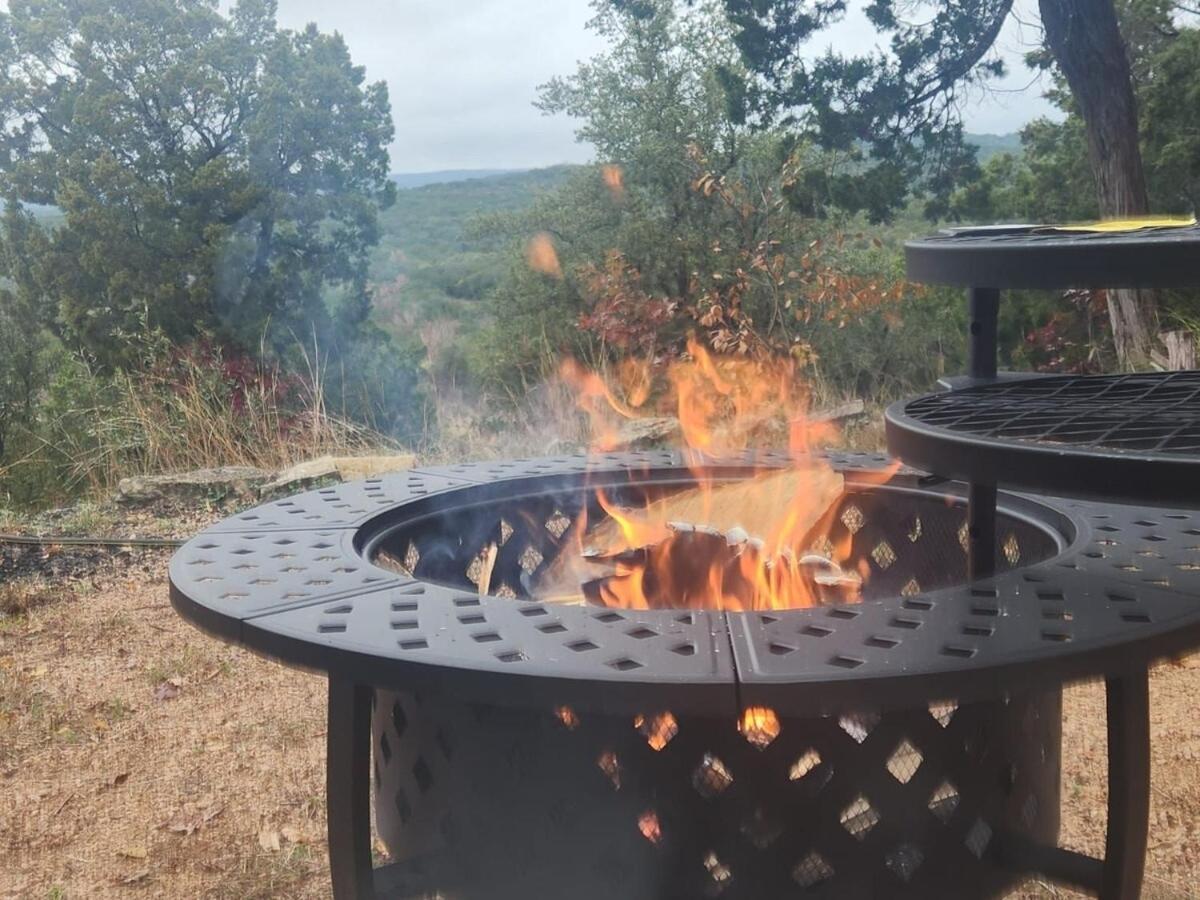 Entire 2Br 2Ba Hilltop View Home Sleeps 7 Pets 4 Acres Jacuzzi Central Ac Kingbeds Free Wifi-Parking Kitchen Washerdryer Starry Terrace Two Sunset Dining Patios Grill Stovetop Oven Fridge Onsitewoodedhiking Wildlife Coveredpatio4Pets & Birds Singing! Marble Falls Extérieur photo